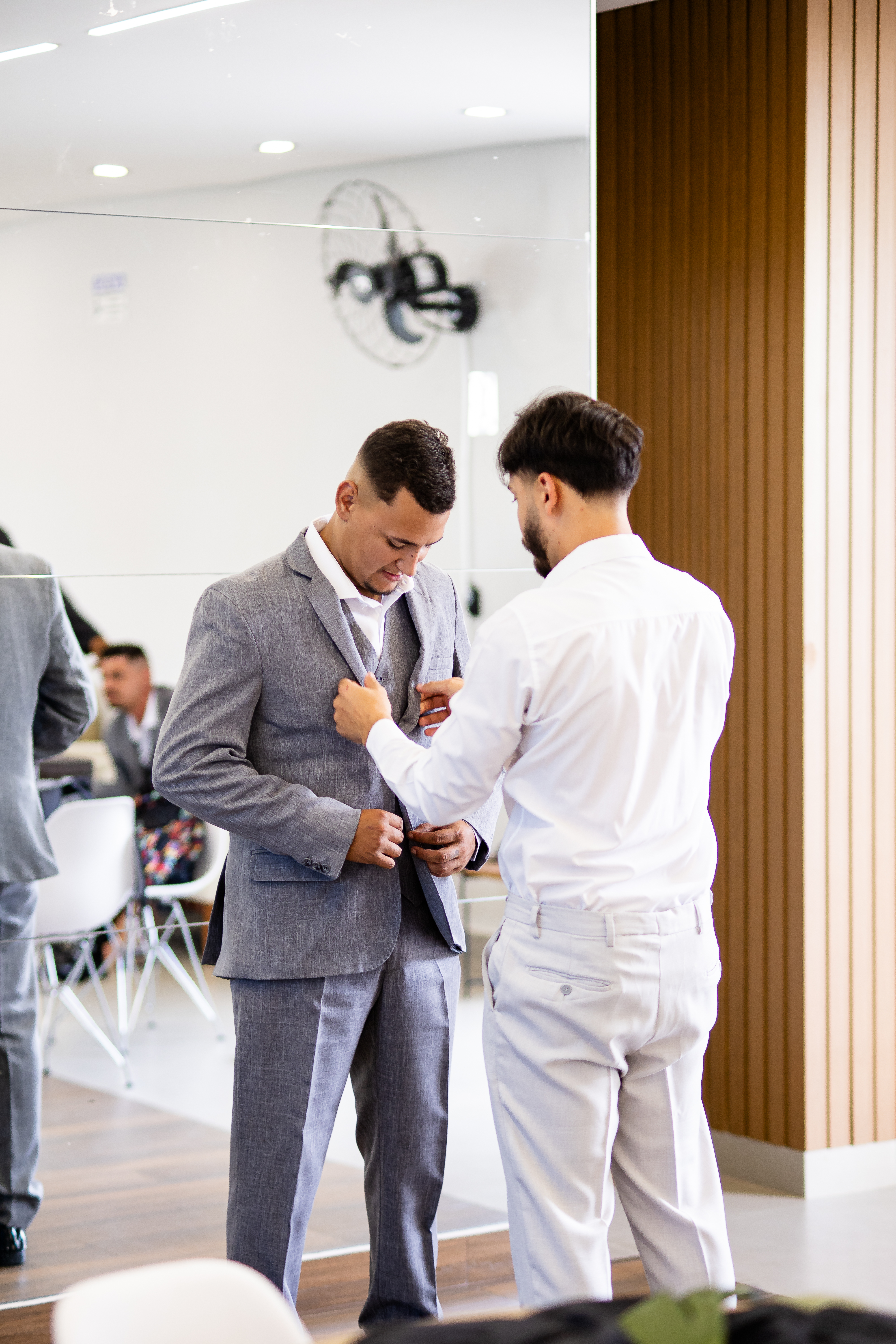 Terno social masculino disponível para aluguel, indicado para ocasiões formais como casamentos, formaturas e eventos corporativos