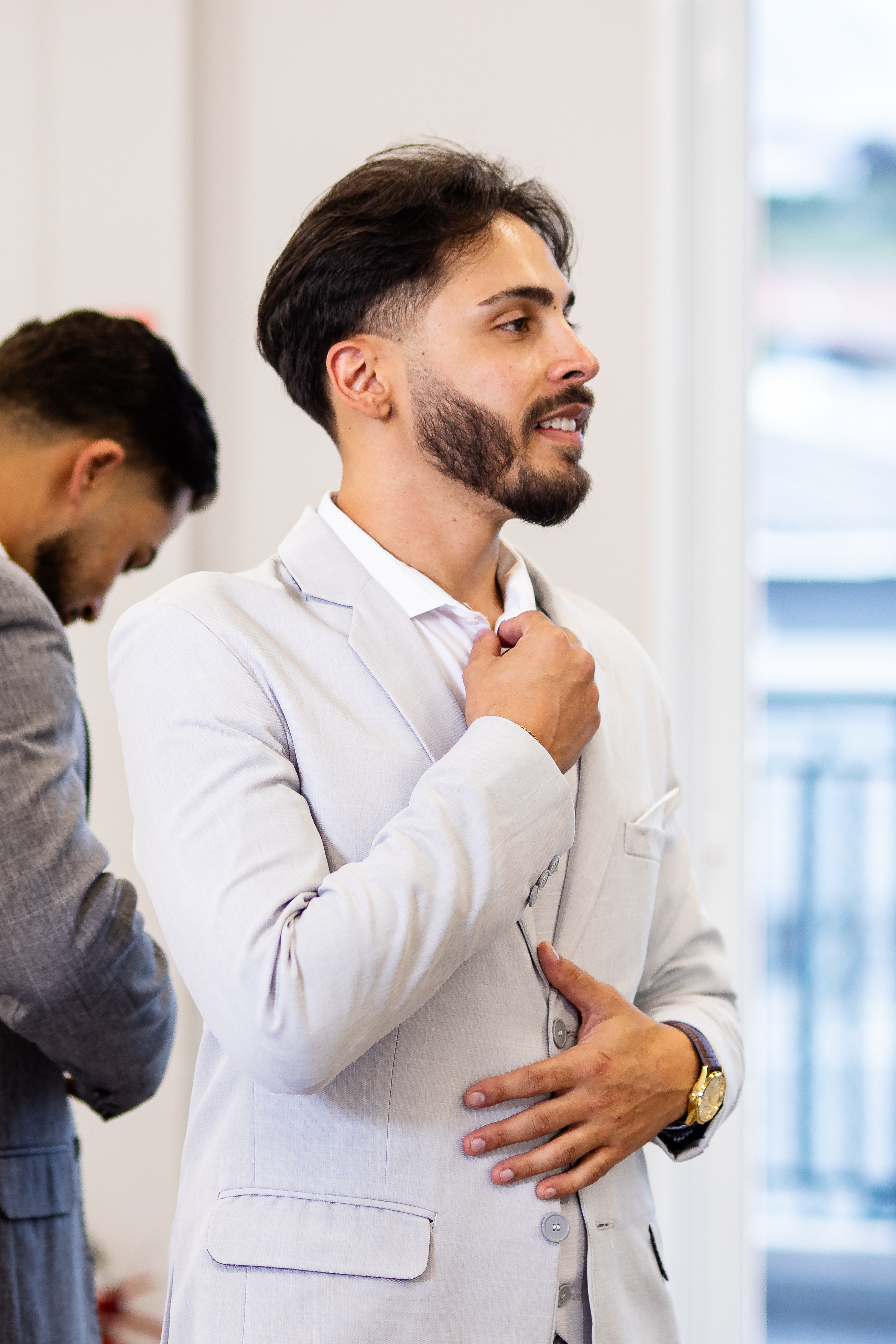 Foto ilustrativa do serviço de aluguel de ternos masculinos para casamentos, formaturas e eventos corporativos