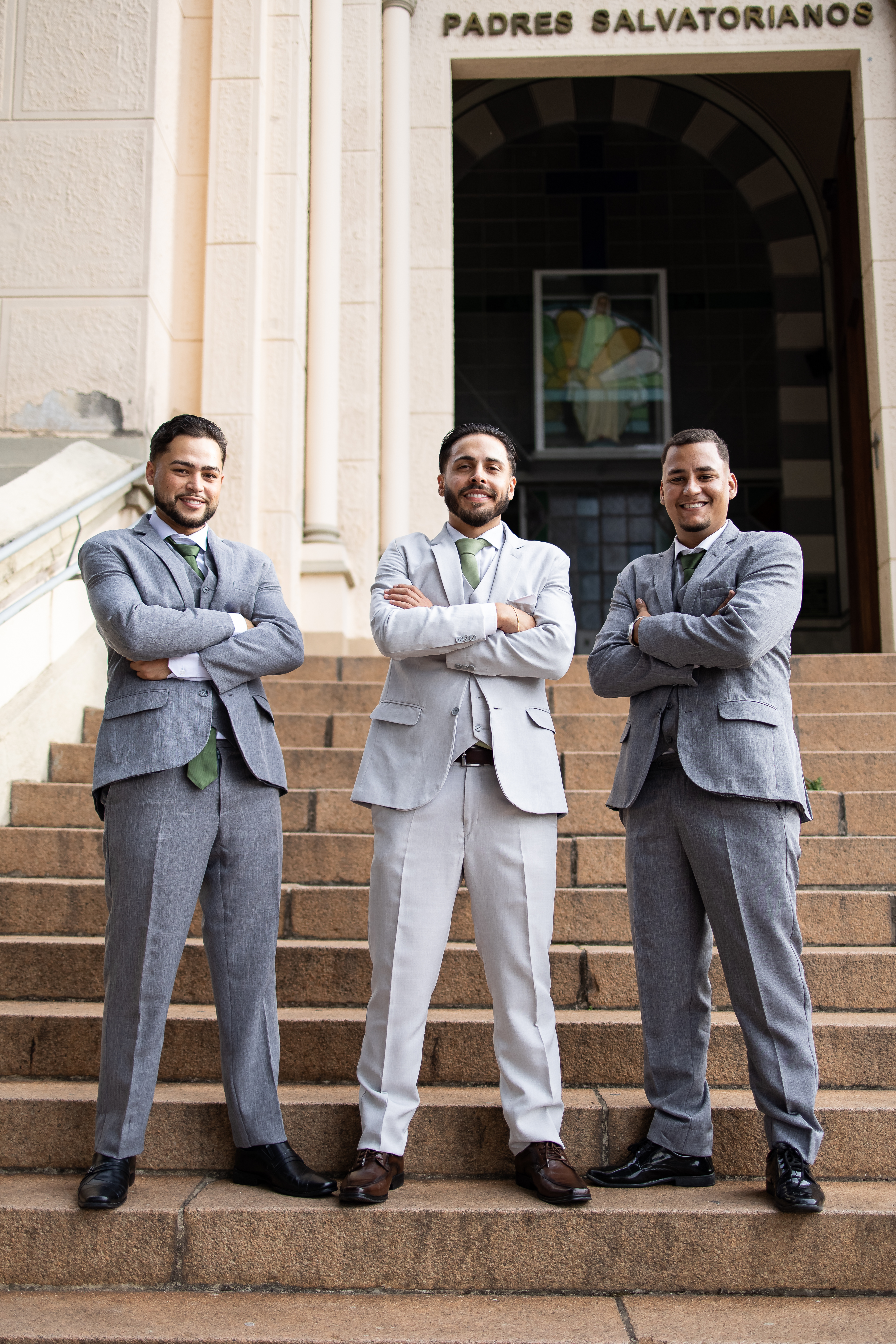 Terno masculino destinado à locação, apresentado pronto para uso em evento formal