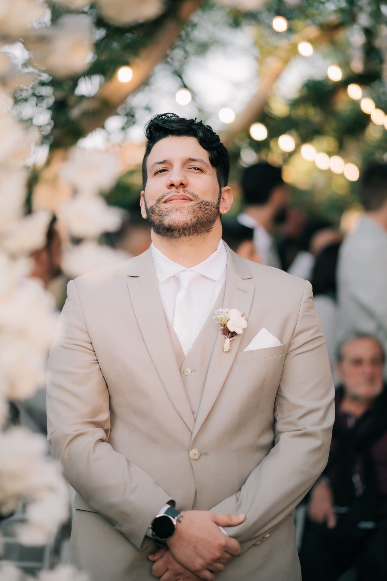 Terno masculino para locação, destacando caimento e corte adequados para eventos formais