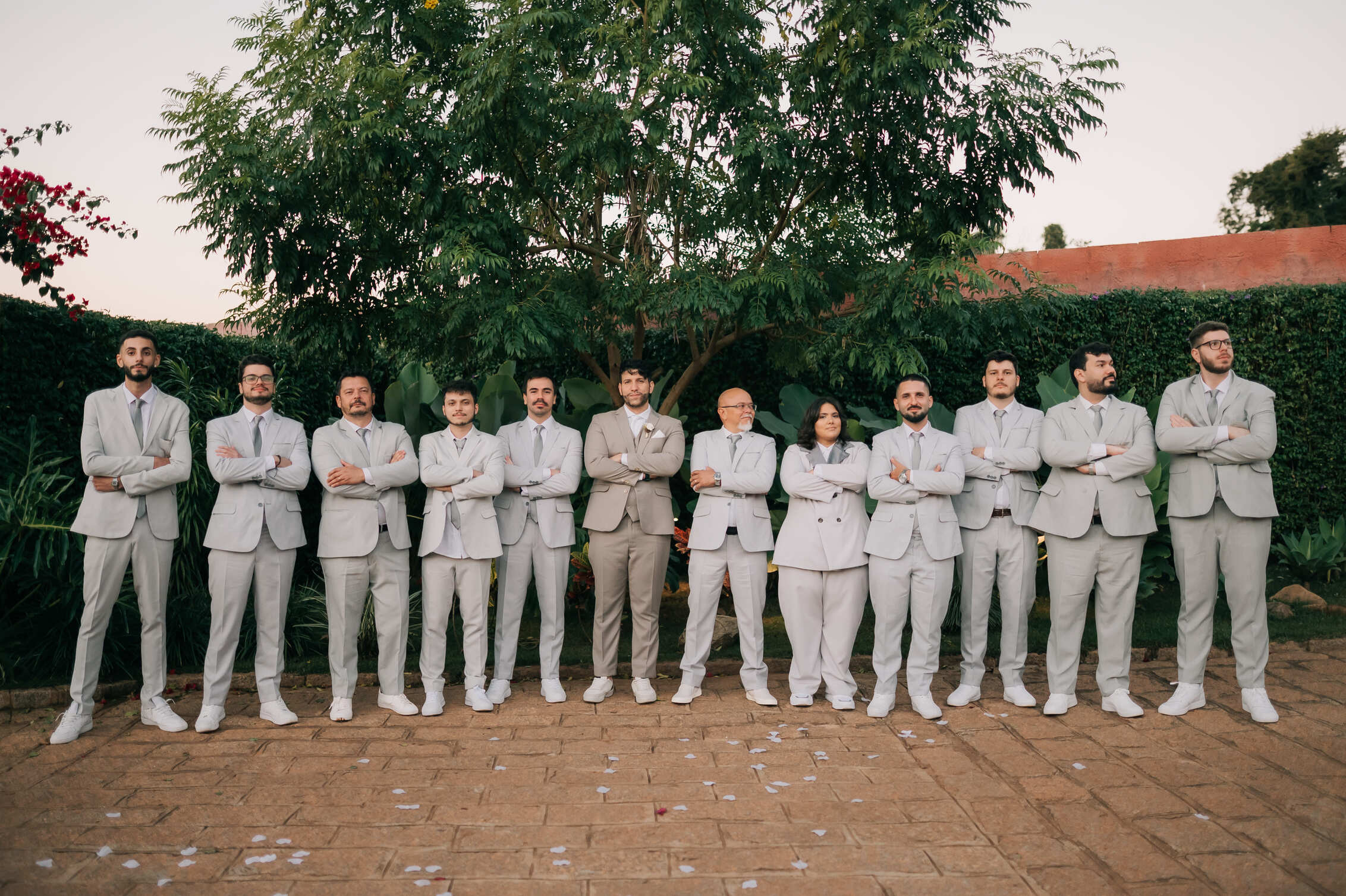 Terno masculino em exibição para locação de trajes